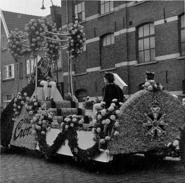 bloemencorsowagen voor de fabriek van NV 'de Kroon'